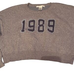 Altar’d State Gray Cropped Crewneck Sweater with Navy '1989' Appliqué - M